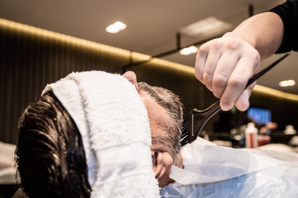 Profesjonalne przyciemnianie zarostu u męskiego fryzjera w salonie barberskim