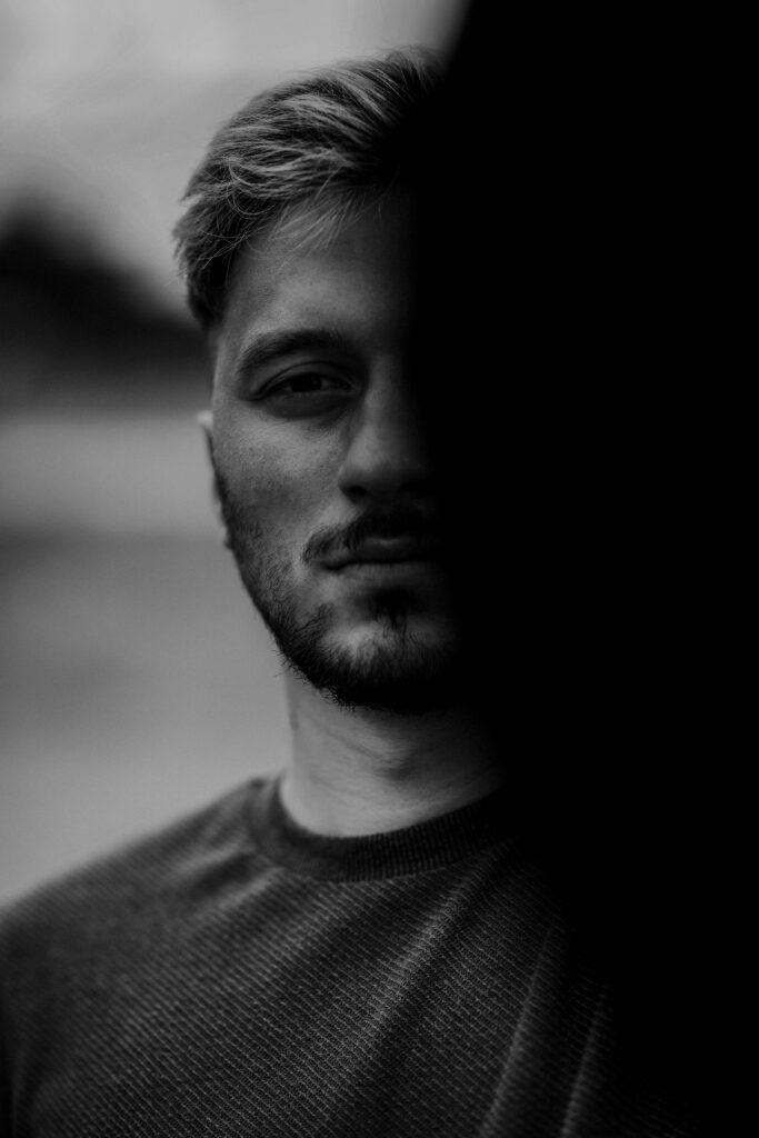Zestawienie tego samego mężczyzny w wersji facet z brodą czy bez zarostu