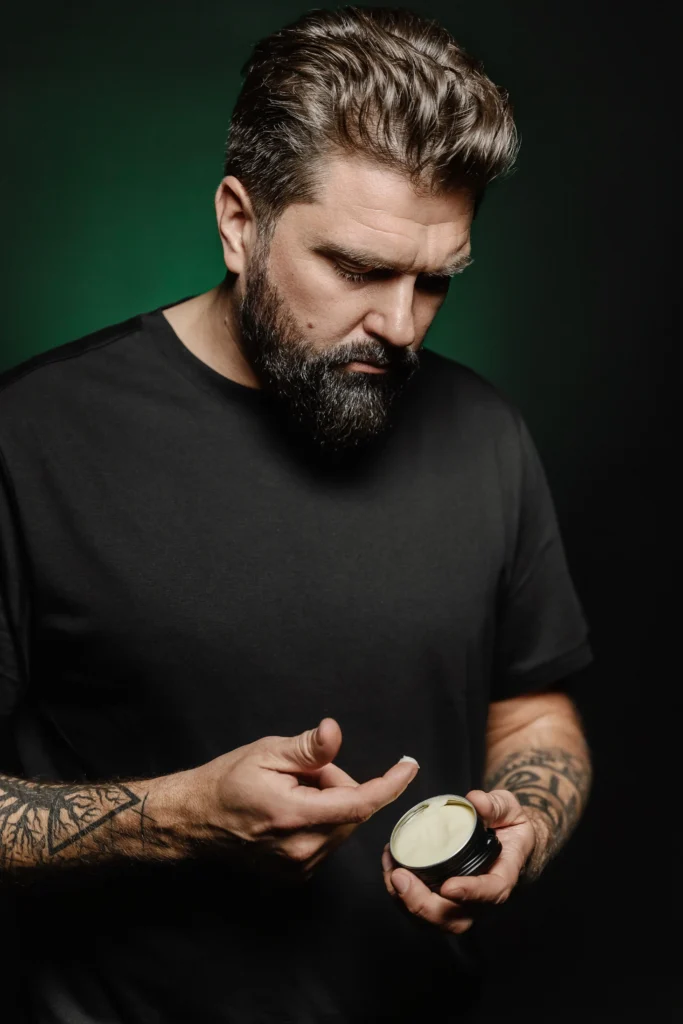 facet nakłada pomade