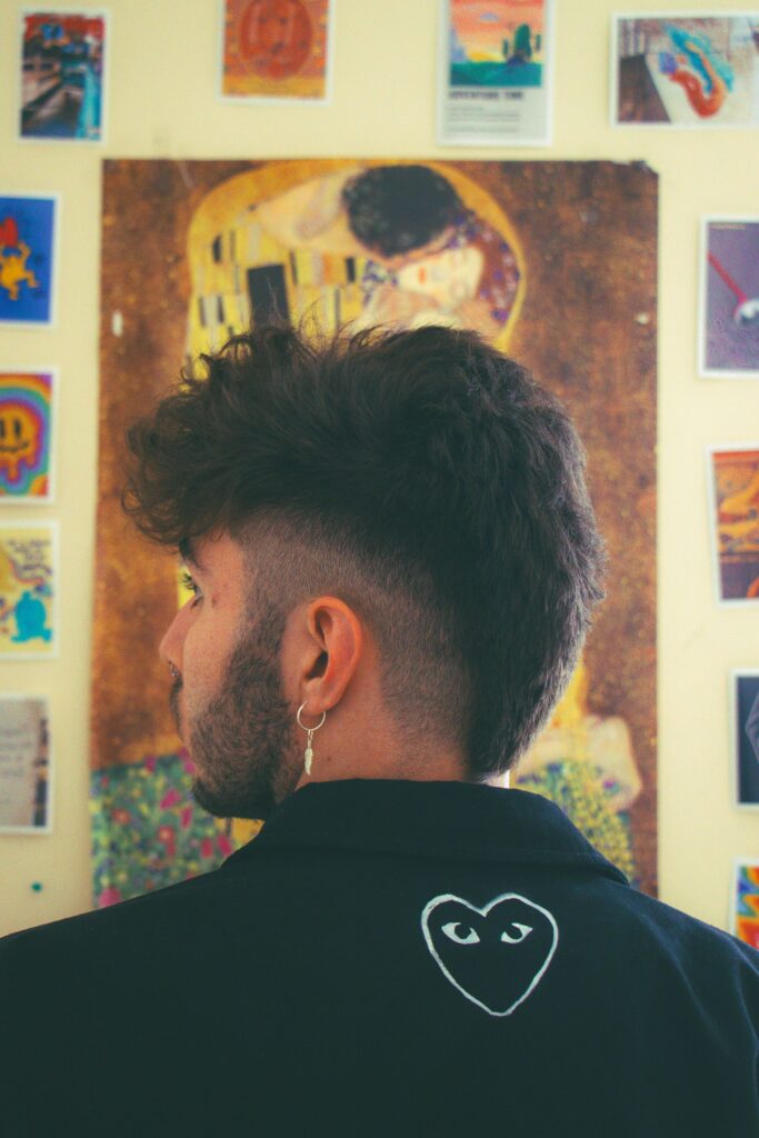 Mężczyzna z nowoczesną fryzurą typu mullet