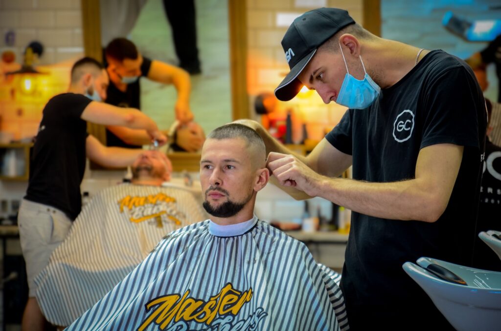 Stylizacja męskiej fryzury i brody wykonana w salonie barberskim